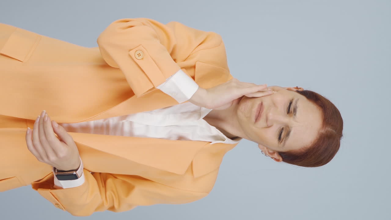 치통을  ⁇ 고 있는 사업가 여성의 수직 비디오.