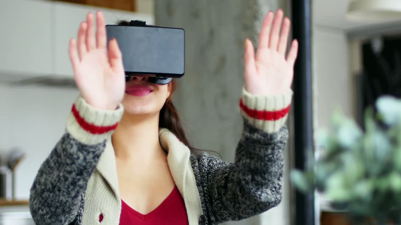 Donna sorridente che usa un visore di realtà virtuale