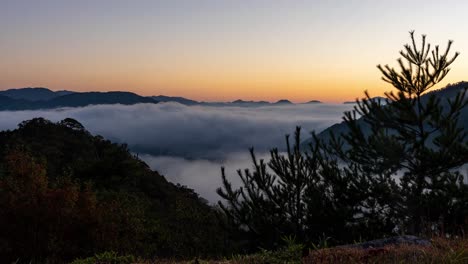 Amanecer-En-El-Lapso-De-Tiempo-Del-Castillo-De-Takeda,-Nubes-Rodando-Sobre-Las-Montañas