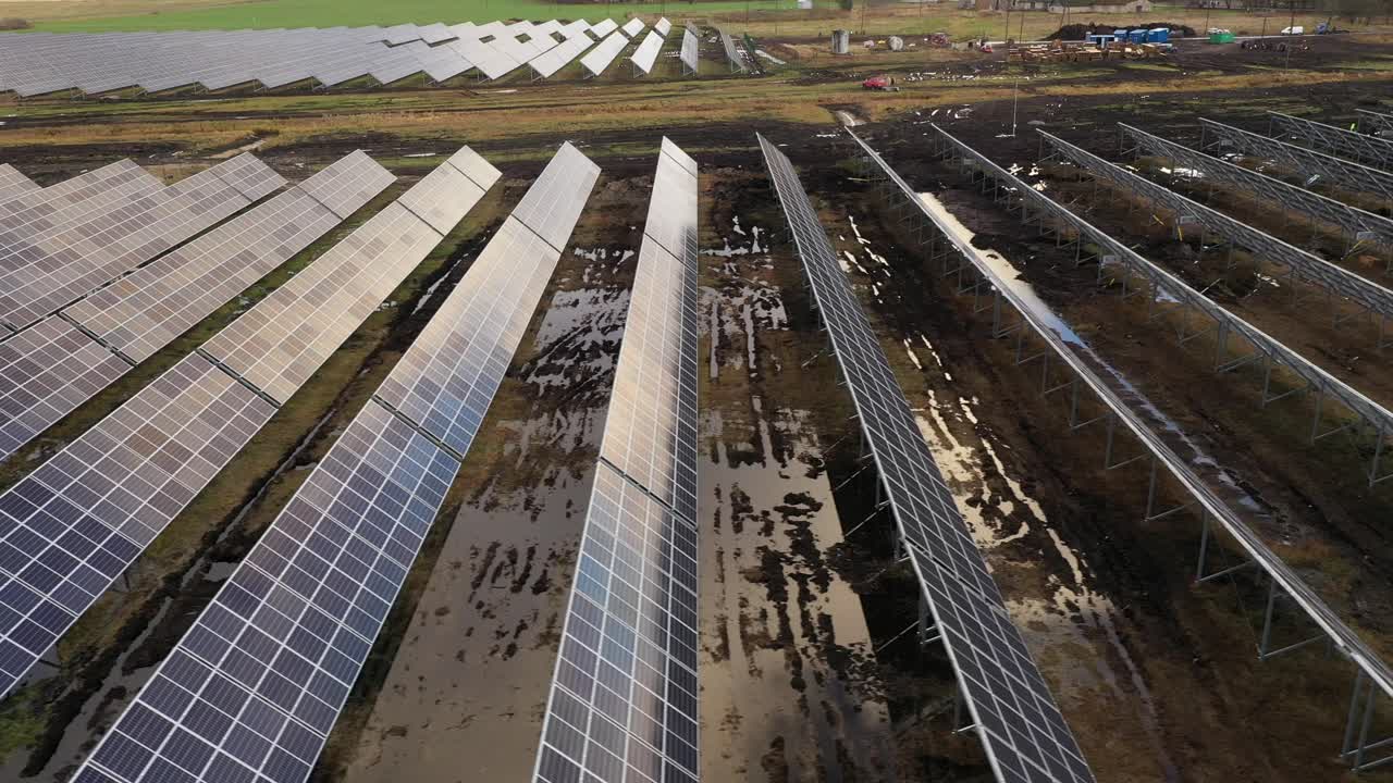 панорамная съемка с дрона над грязной солнечной электростанцией
