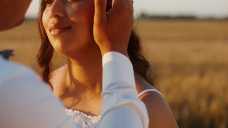 una pareja enamorada al atardecer.