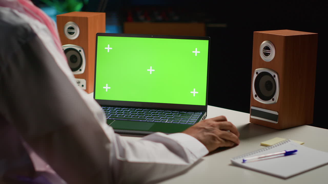 hombre enviando correos electrónicos desde el dispositivo de maqueta
