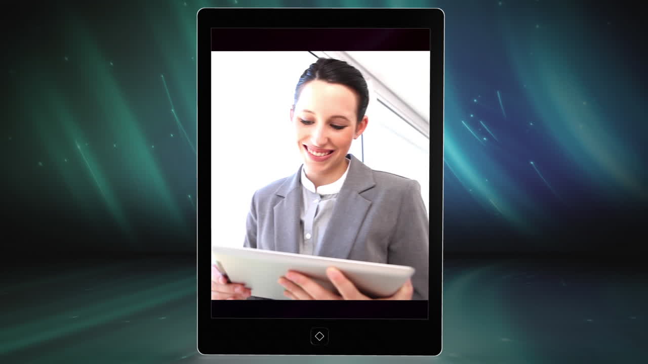 사업가들의 클립을 보기 위해 태블릿을 사용하는 손