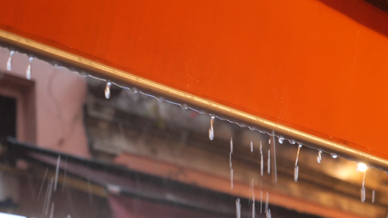 지붕에서 비가 내리는 것