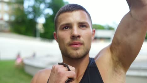hombre realizando ejercicios de kettlebell al aire libre