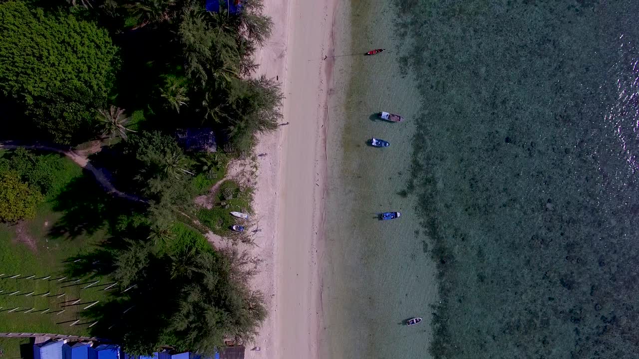 반 타이 국립 보호 구역과 안다만 해의 럭셔리 해변, 태국, 동남아시아, 높은 전망, 4k 드론  ⁇