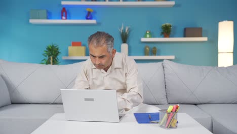 Der-Mann-Im-Homeoffice-Erledigt-Seine-Arbeit-Und-Entspannt-Sich.