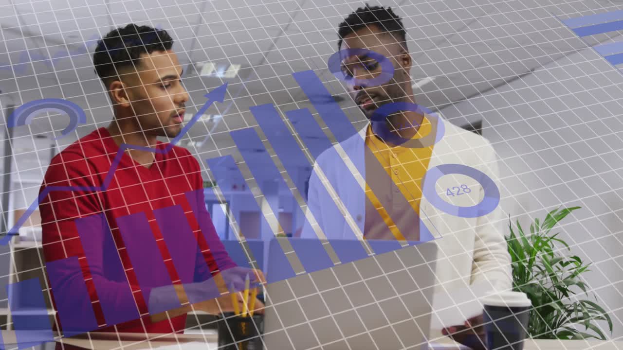 animación del procesamiento de datos financieros sobre diversas personas de negocios que trabajan en la oficina