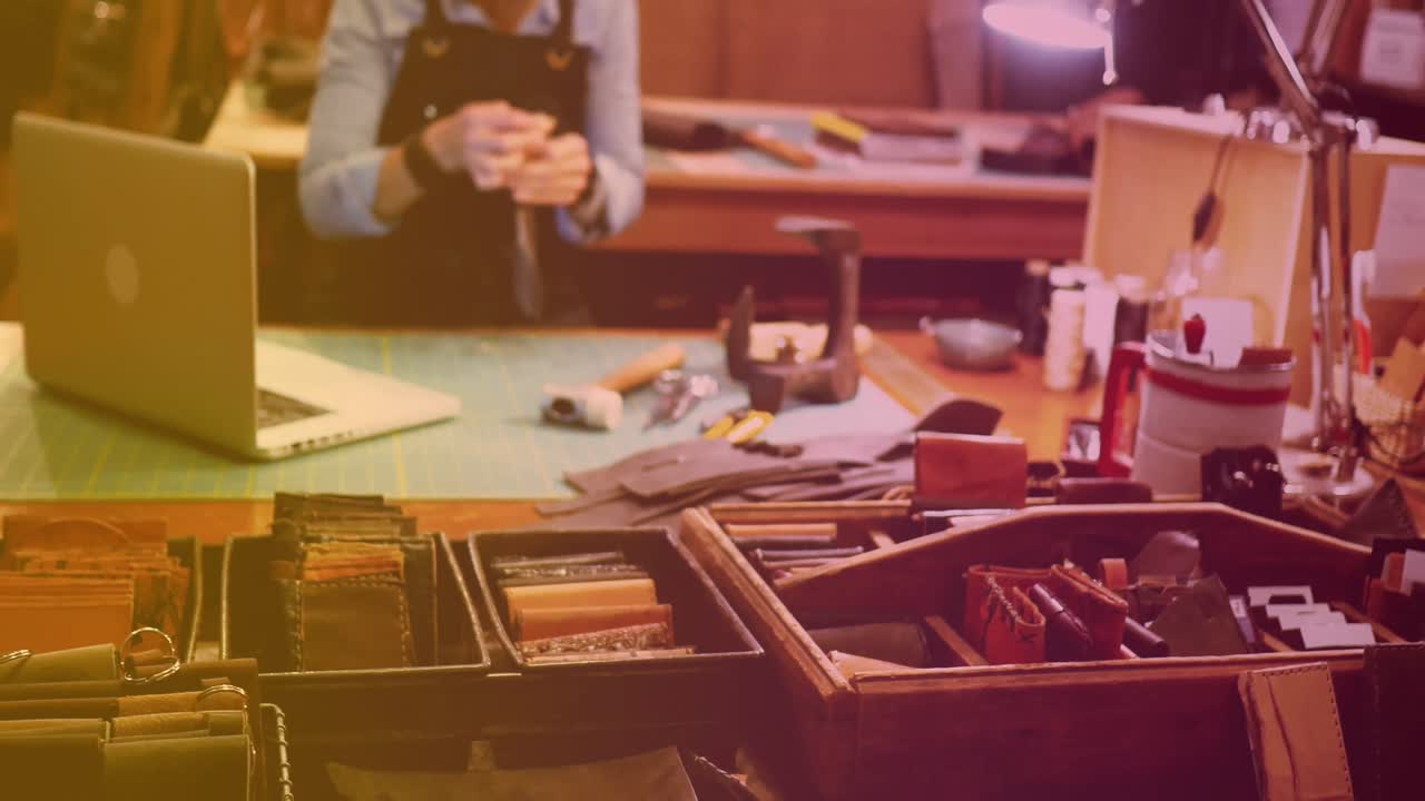 백인 여성 노동자가 워크 ⁇ 에서 노트북을 수리하는 애니메이션