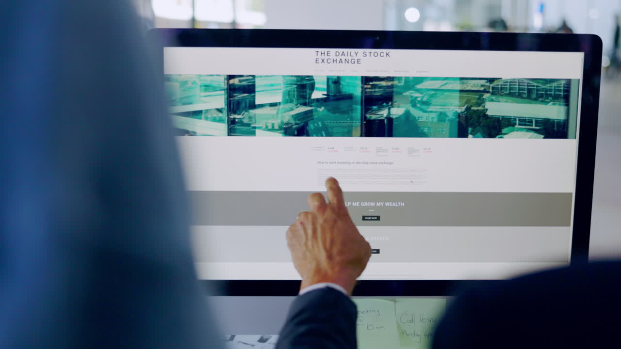 negocios, computadora y pantalla con bolsa de valores