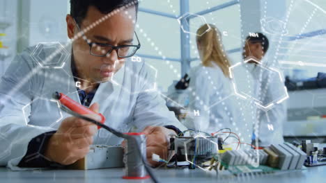 animación de la cadena de adn y procesamiento de datos científicos en diversos científicos en el laboratorio