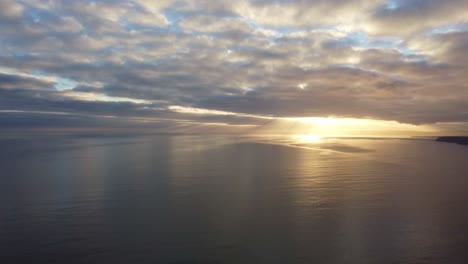 Mar-Panorámico-En-La-Hora-Dorada-Mares-Tranquilos-Al-Atardecer-En-La-Costa-De-Cobre-Waterford-Irlanda