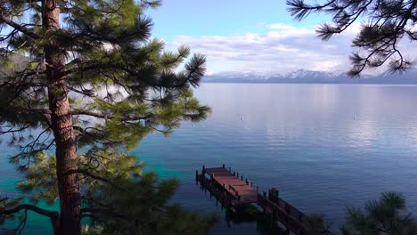 Bonita-Toma-De-Establecimiento-De-Las-Orillas-Del-Lago-Tahoe-Nevada-Con-Sierras-Y-Muelle