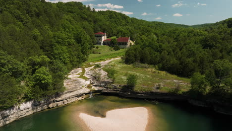 Idyllisches-Herrenhaus-Mit-Herrlichem-Blick-Auf-Das-Wasser-Und-Den-Umliegenden-Urwald