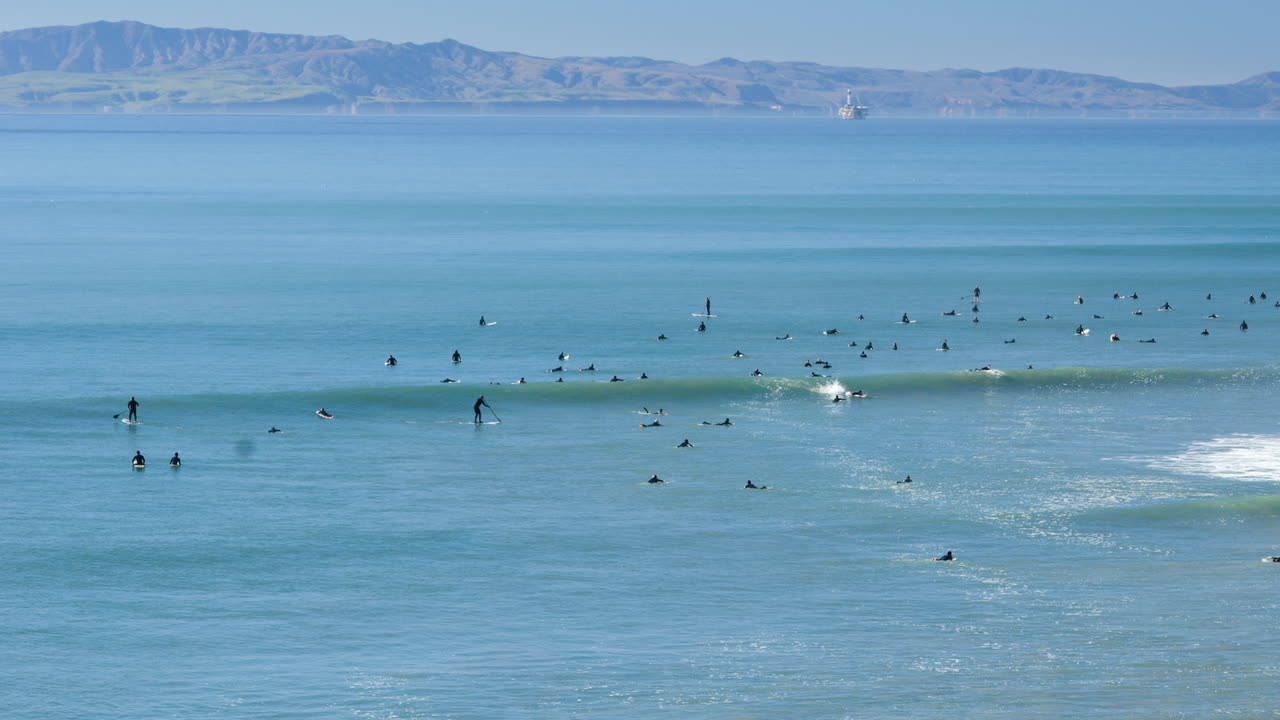 서퍼스 포인트 벤추라 캘리포니아에서 파도에 서퍼의 시간 경과
