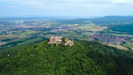 el castillo de hohenzollern, alemania. vuelos aéreos de aviones no tripulados.