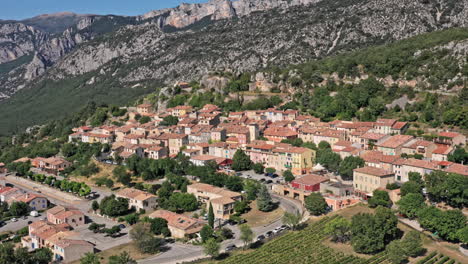 Aiguines-France-Aerial-V2-Low-Level-Drohne-Fliegt-Durch-Ein-Ländliches-Dorf-Und-Fängt-Das-Stadtbild-Von-Hanghäusern-Ein-–-Juli-2021