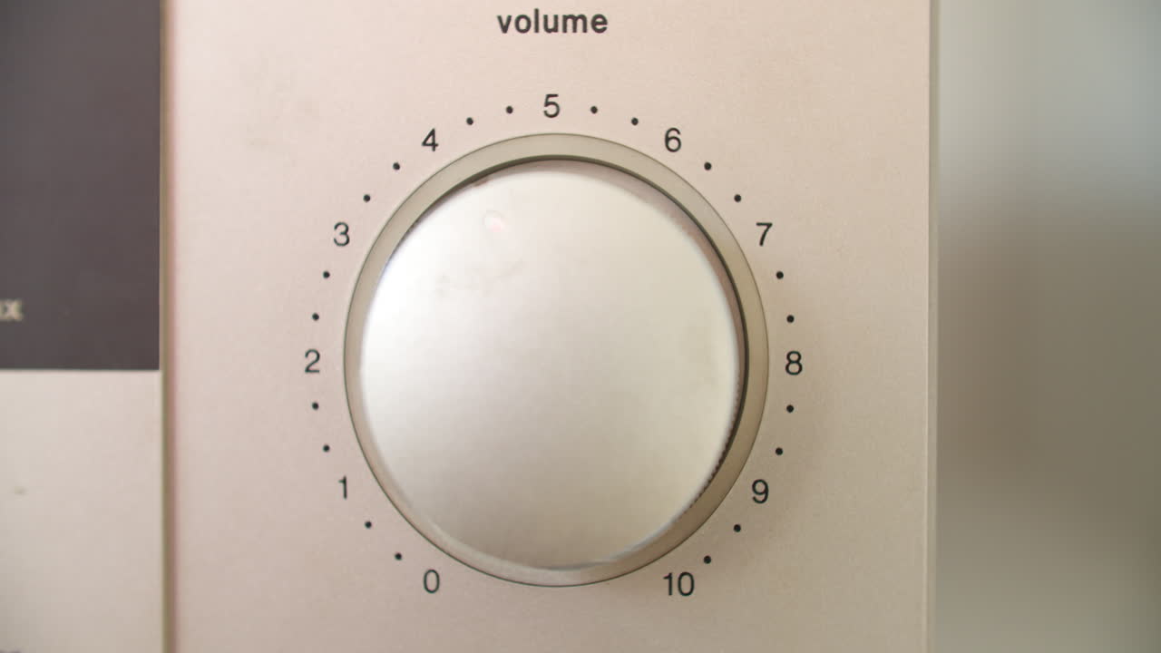 더 큰 음악을 재생하기 위해 볼륨 노브를 돌리는 매크로 샷