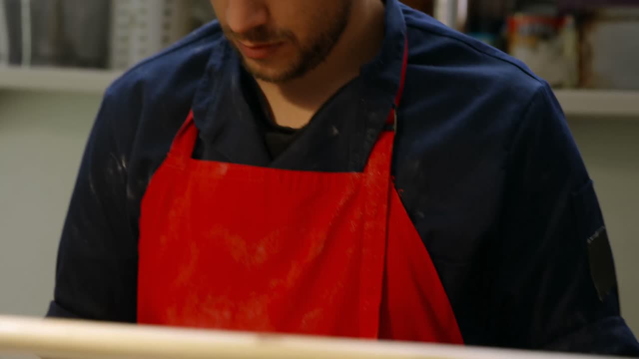 panadero que organiza la pasta de ravioli en una panadería 4k