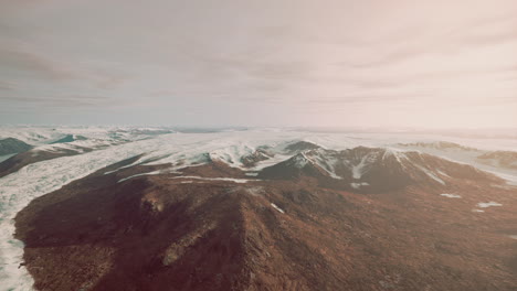 Gran-Parche-De-Nieve-Que-Quedó-En-El-Campo-De-Roca-Volcánica-De-Una-Montaña-En-Verano