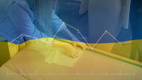 Animation-Eines-Diagramms-Und-Einer-Wehenden-Flagge-Der-Ukraine-über-Kaukasischen-Kollegen,-Die-Im-Büro-Diskutieren