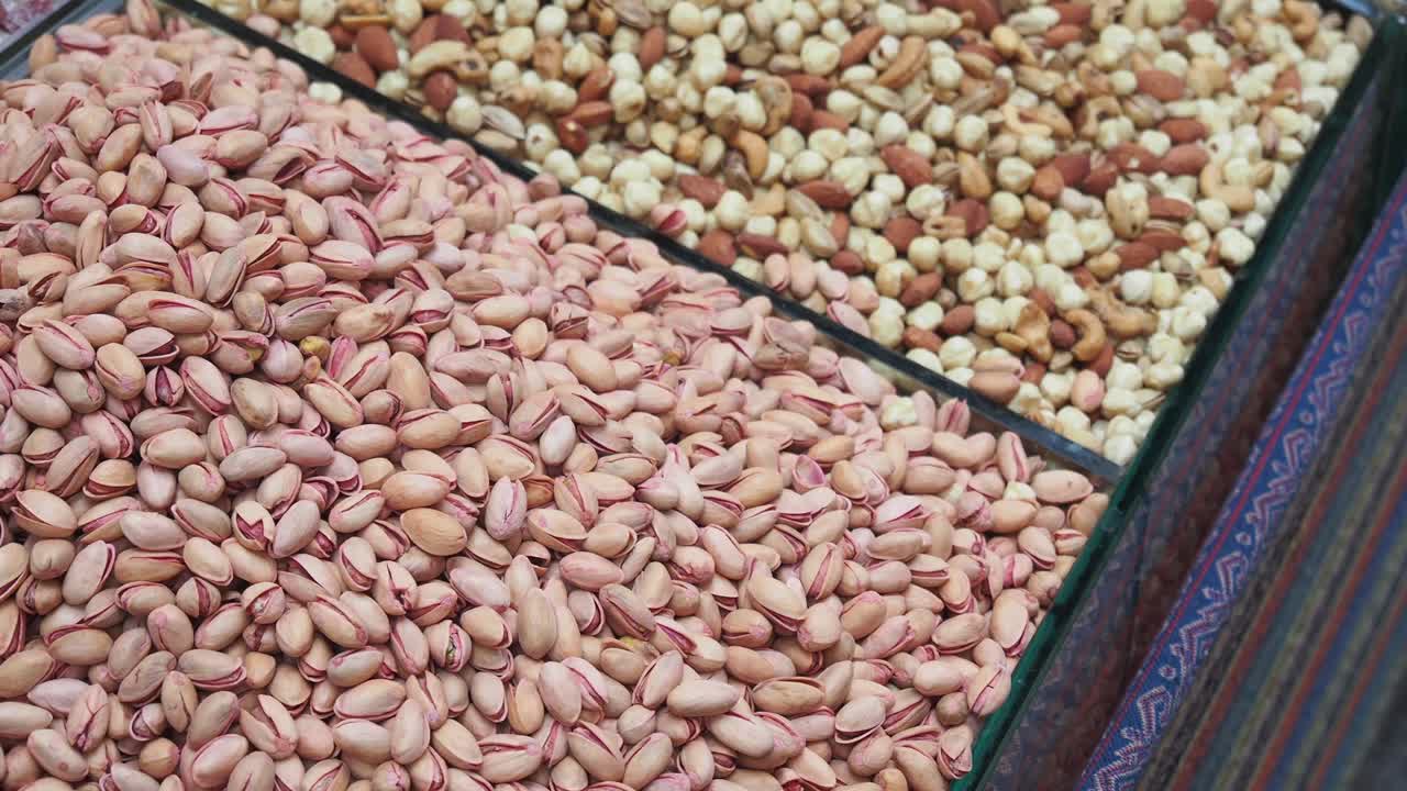pistachos y otras nueces en exhibición en un mercado