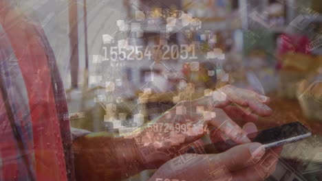animación del procesamiento de datos sobre una mujer de negocios caucásica que usa un teléfono inteligente