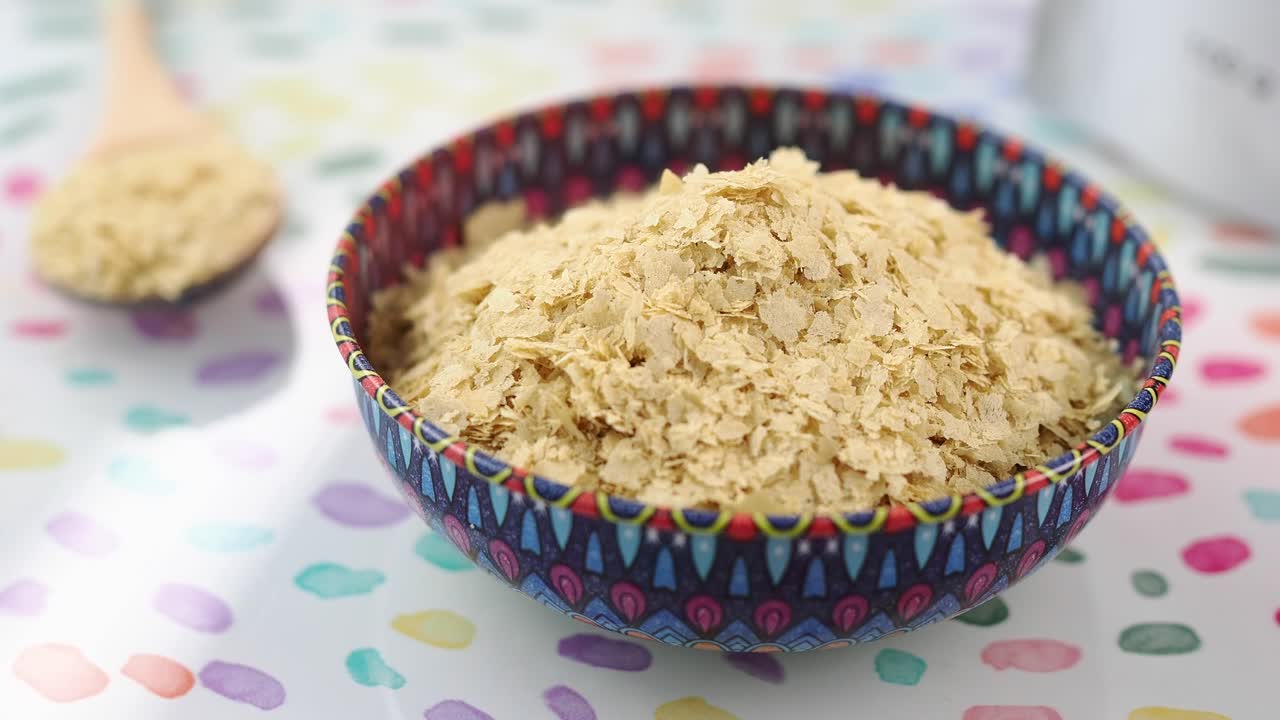Fiocchi di lievito alimentare in una ciotola colorata