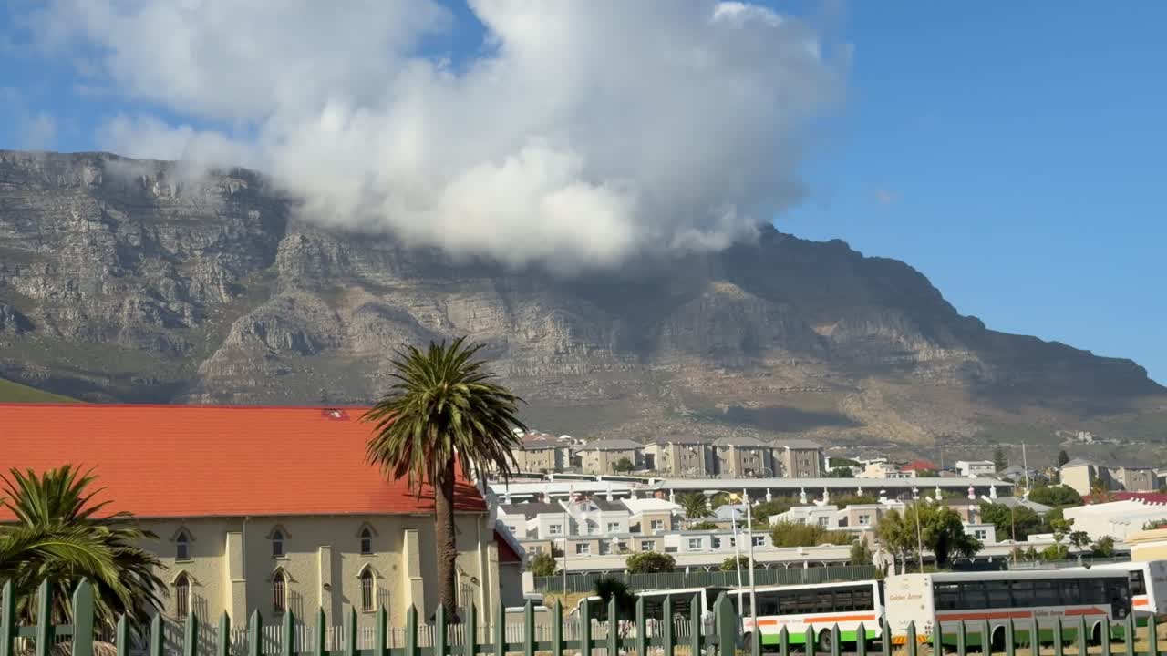 Ripresa dal punto di vista del guidatore del centro di Città del Capo, Sudafrica, con Table Mountain sullo sfondo