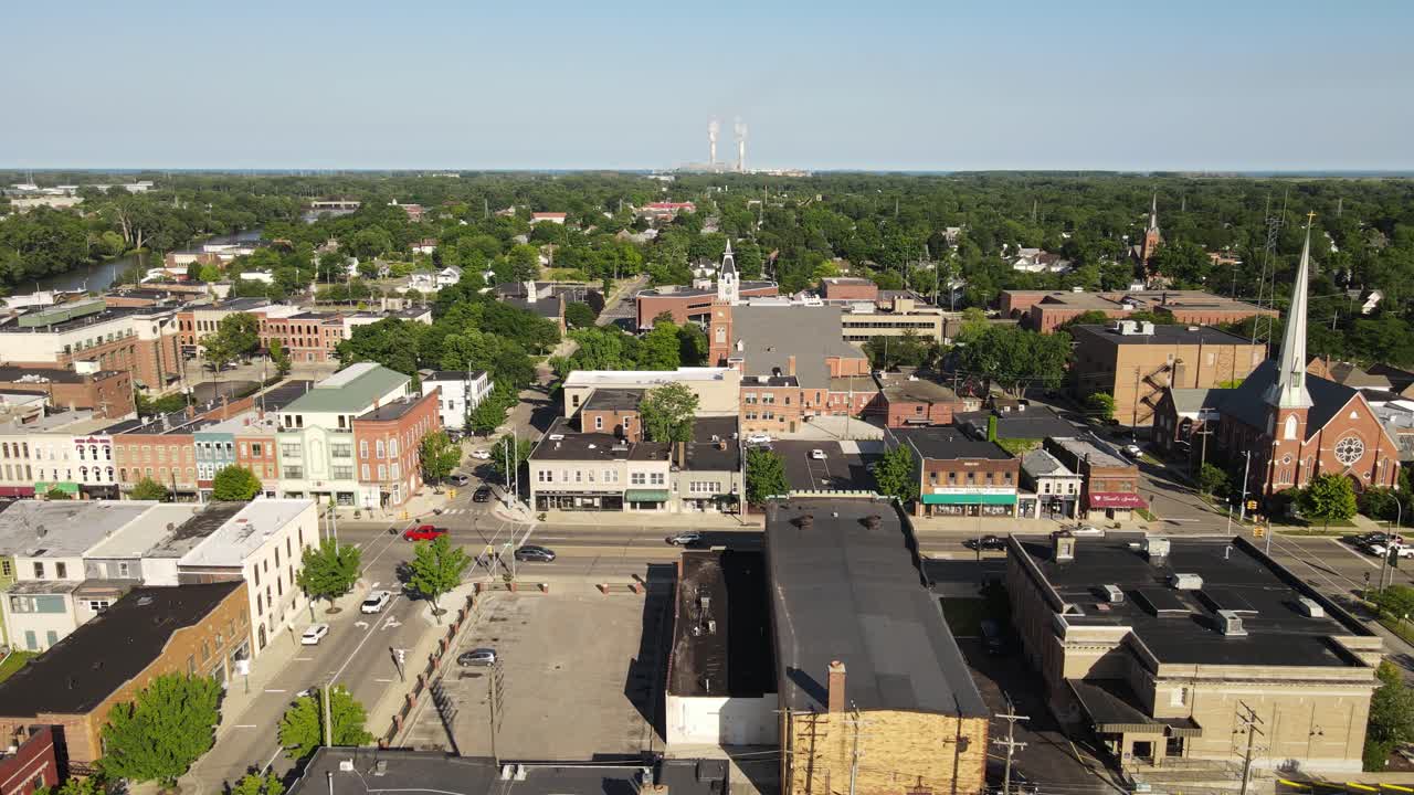 drone aéreo bajo sobre la ciudad histórica de monroe, south monroe st, monroe michigan, estados unidos
