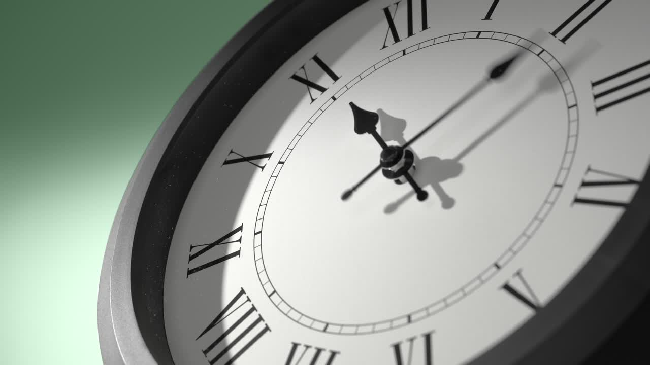 Quadrante di orologio con numeri romani su parete verde chiaro in time lapse