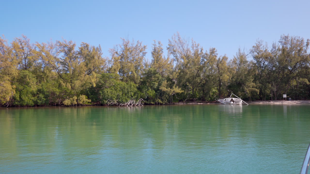 velero en una bahía con un naufragio