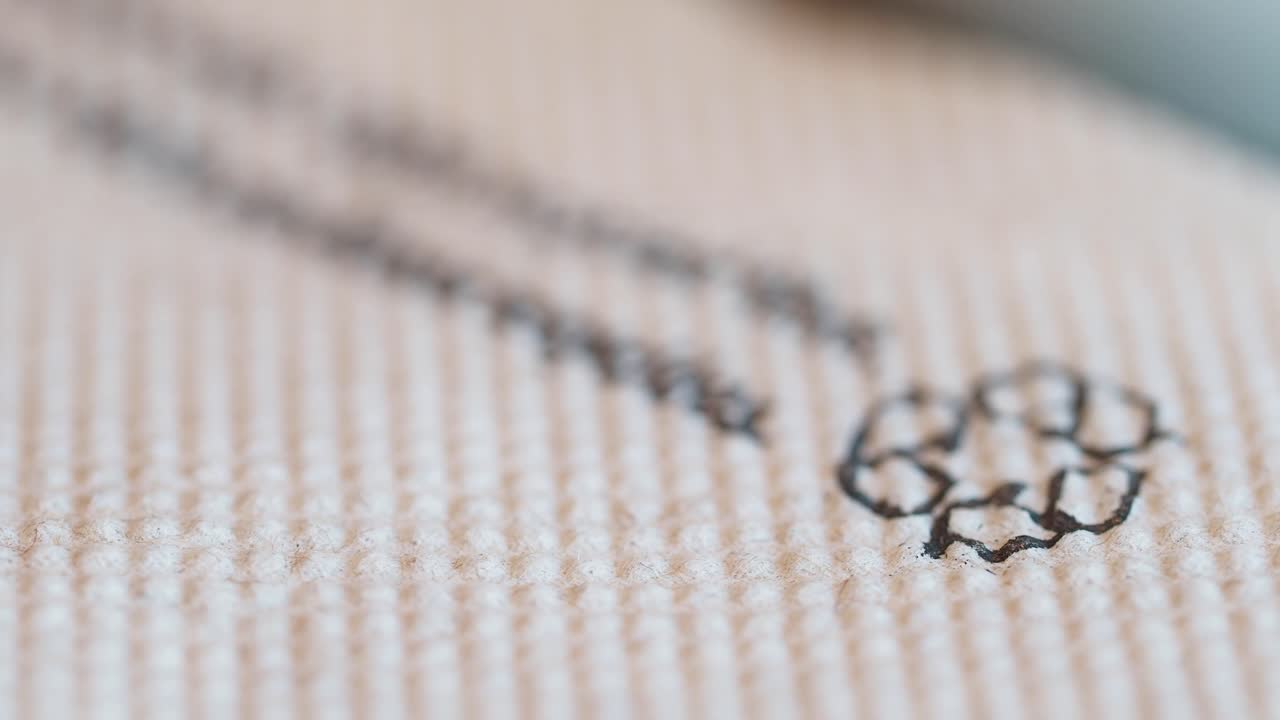 재활용 된 직물의 클로즈업 로고와 봉제 된 로고