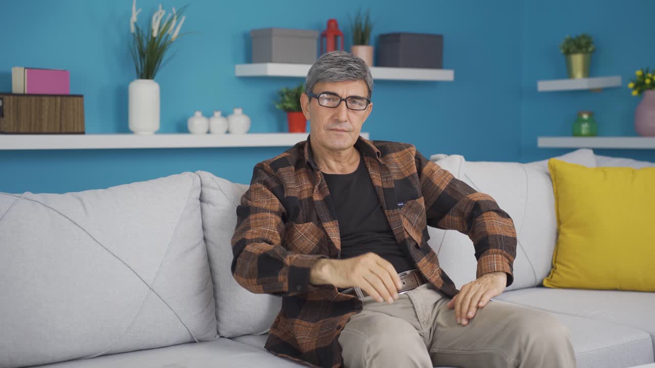 un viejo lindo con gafas.