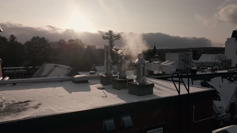 Rauch-Aus-Schornstein-Des-Gebäudes-In-Der-Nähe-Von-Bishop&#39;s-University-Mcgreer-Hall-An-Einem-Kalten-Morgen-Im-Winter-In-Quebec,-Kanada