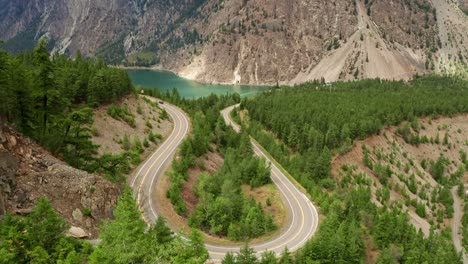 Lange-Kurvenreiche-U-förmige-Straße-Langsame-Seitenpfanne