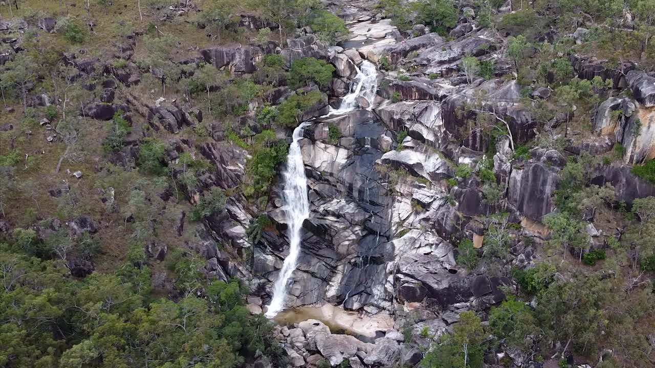 selva tropical y las cataratas davies creek en queensland, australia