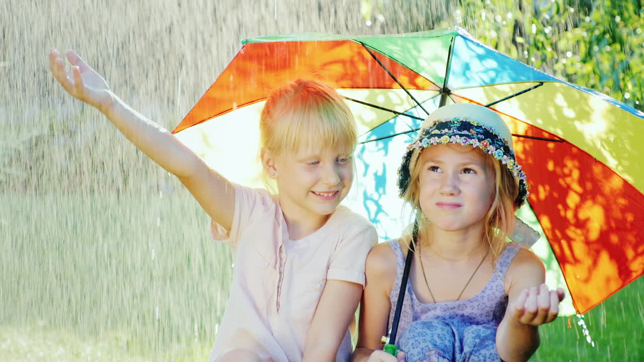 두 명랑한 여자친구 5년 우산 아래 비를 피해 숨어있는 무지개 색깔 행복한 아이