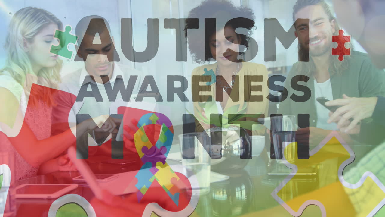 animación de piezas de rompecabezas coloridas, texto de autismo sobre colegas de trabajo con dispositivos electrónicos