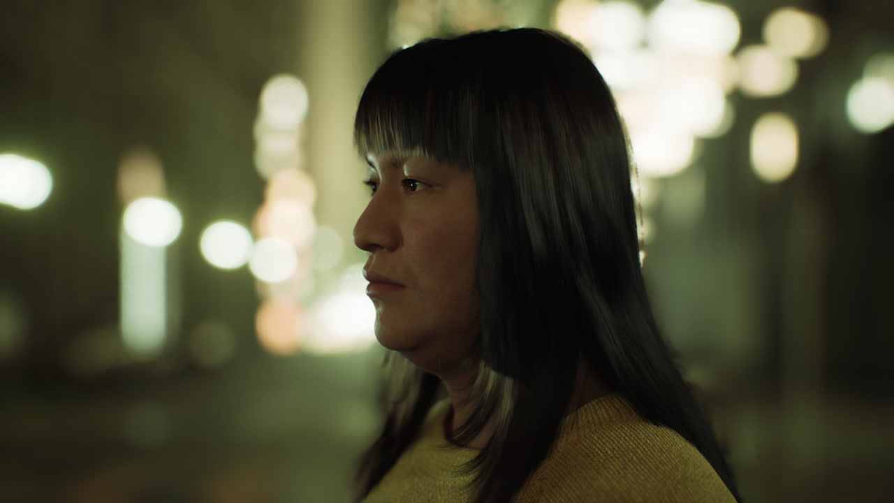 도시에서 멕시코 여성 초상화