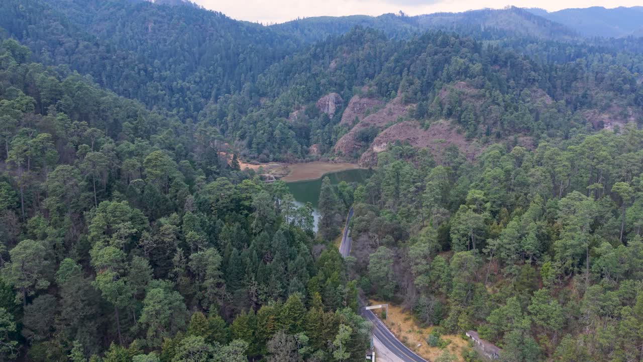 Vedute aeree con drone di foreste montane e laghi a Lagunas de Zempoala