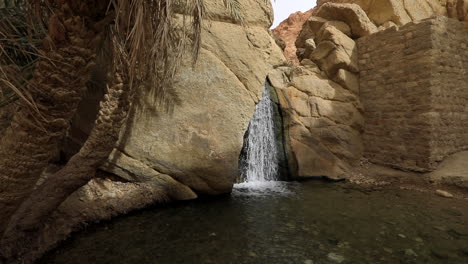 Cascada-En-El-Oasis-De-Montaña-De-Chebika-En-Tozeur,-Túnez