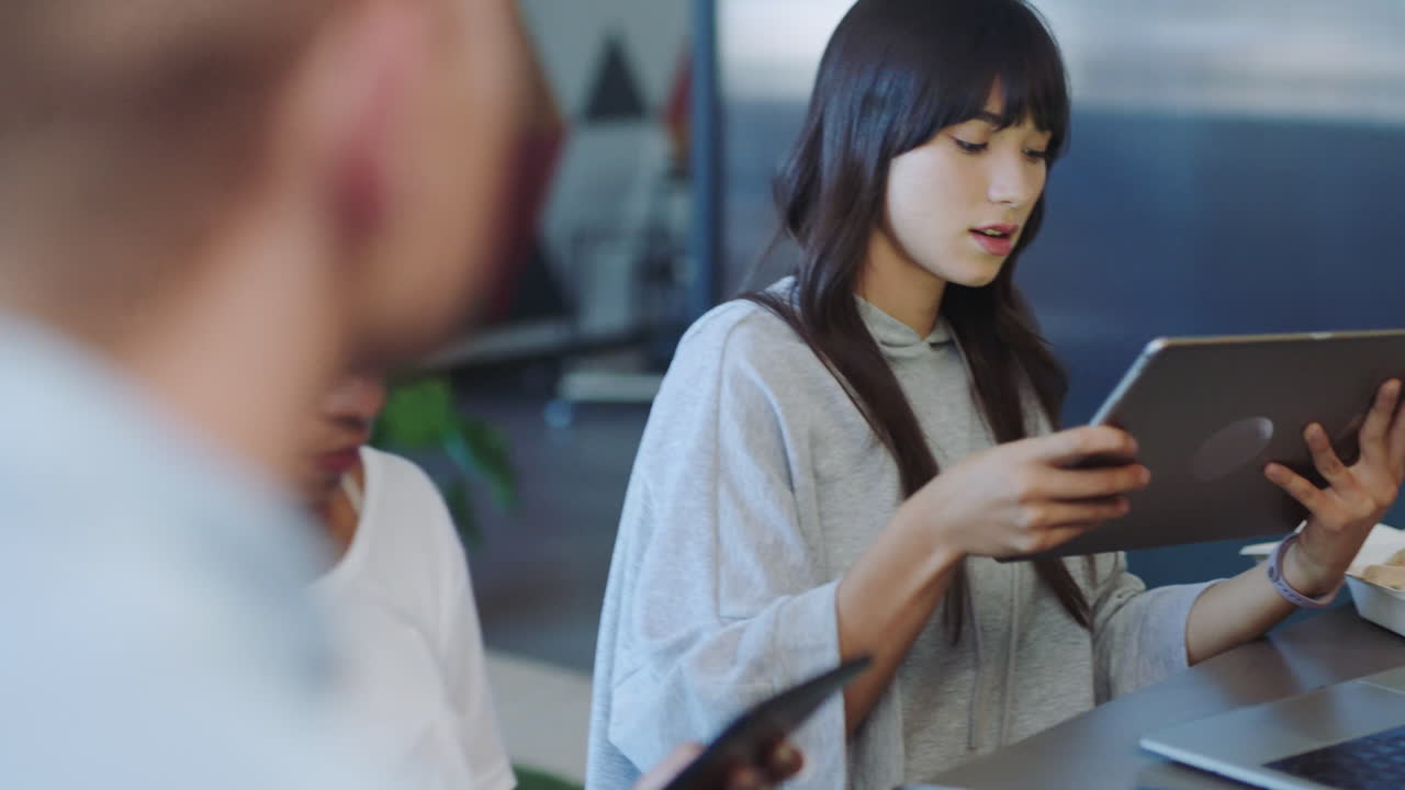 사업가, 태블릿 또는 스타트업 예산 데이터