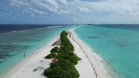 Aéreo,-Una-Pareja-Tomando-Fotos-En-El-Columpio-De-La-Playa-En-La-Isla-De-Dhigurah,-Maldivas