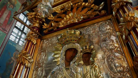Byzantine-golden-icon-of-Saint-Mary,-art-in-Orthodox-Church