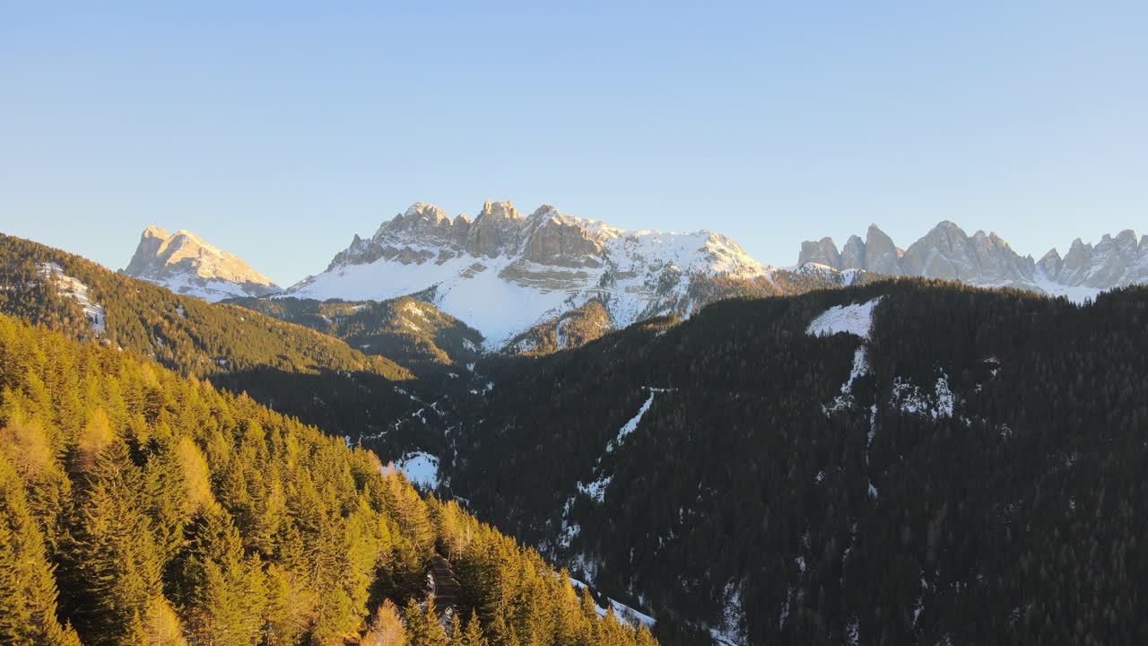 hermoso video aéreo de drones de las enormes montañas dolomitas en los alpes italianos filmado en 4k en invierno - otoño