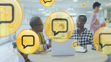 animación de iconos digitales sobre diversas personas de negocios en la oficina