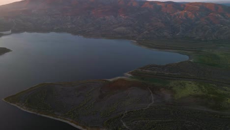 Vista-Aérea-Del-Lago-Vail-Al-Atardecer