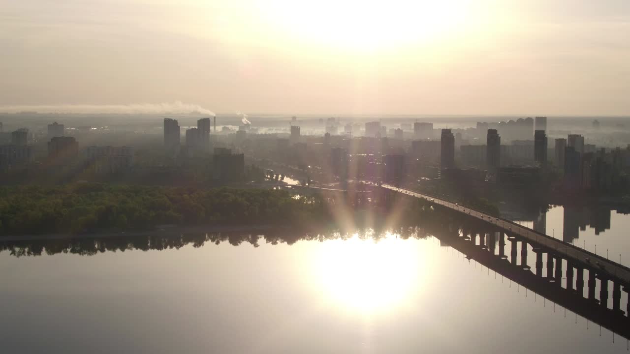 4k 비디오 비행: 드네프르 강에 있는 유럽의 큰 도시 키예프에서 새벽.