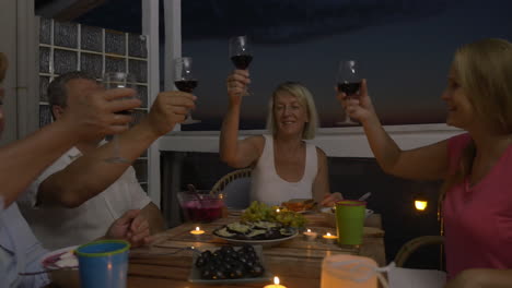 personas disfrutando de comida y vino durante la cena en casa